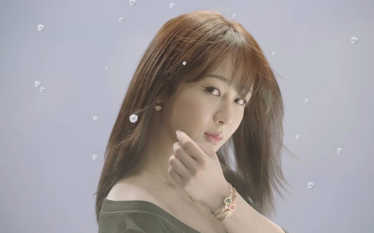 杨紫绿洲久违晒自拍,嘟嘴卖萌状态显憔悴,美颜过度遭网友嘲讽