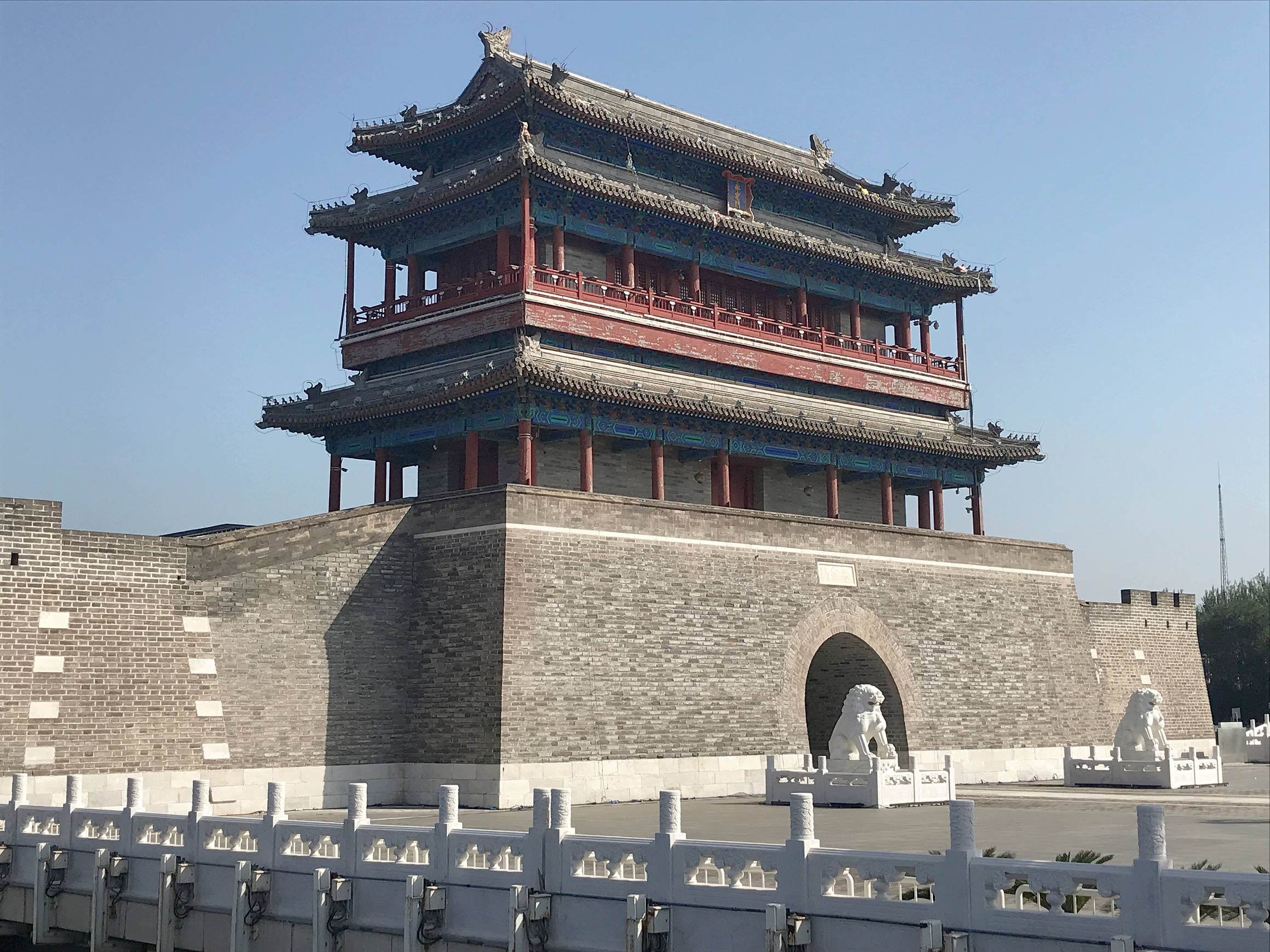 往北走就是永定门公园,为开放式带状公园,北京重要的历史文化街区