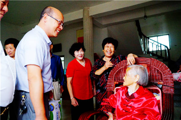 雷林与县红十字会副会长范饶华,监事长周武斌一行首先走进饶丰敬老院