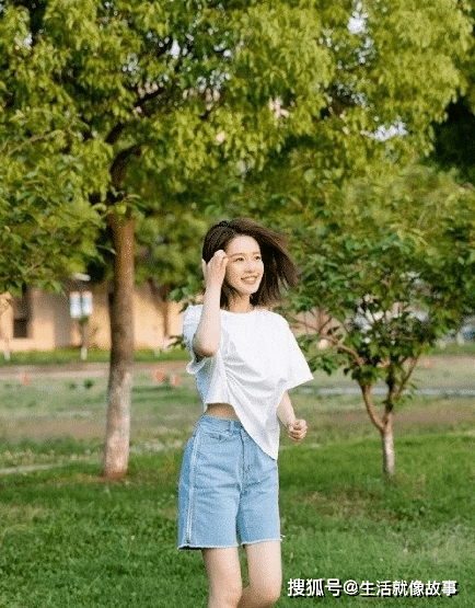 原创李沁穿三分裤随意蹲下当她俯身那刻网友非礼勿视