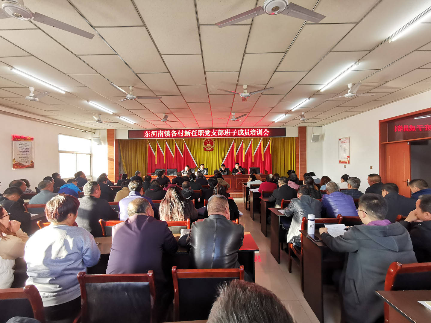 灵丘县东河南镇召开各村新任职党支部班子成员培训会并组织参观廉政书