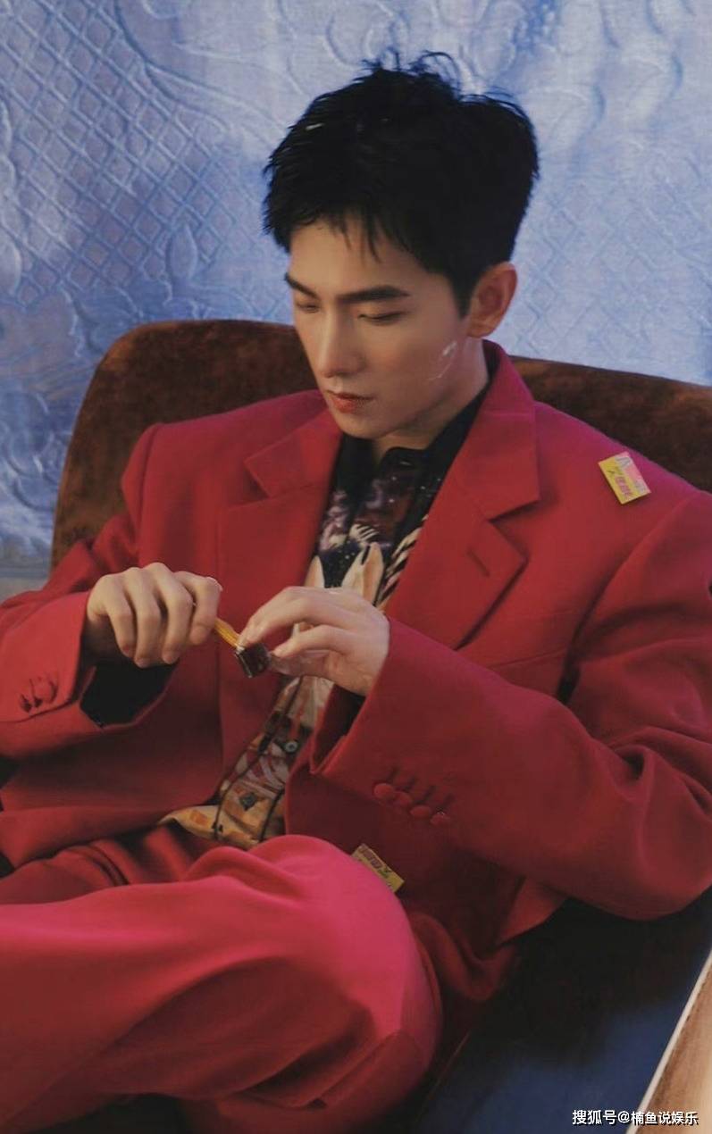 西装 杨洋老上海写真好迷人,穿玫红色西装潇洒刮胡子,妥妥的花花公子