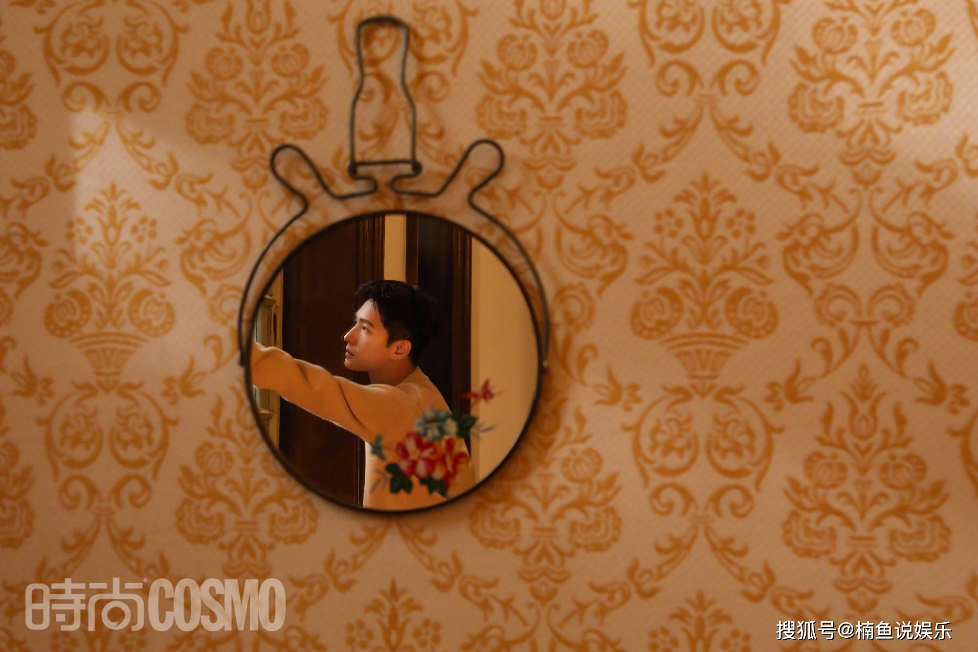 西装 杨洋老上海写真好迷人,穿玫红色西装潇洒刮胡子,妥妥的花花公子