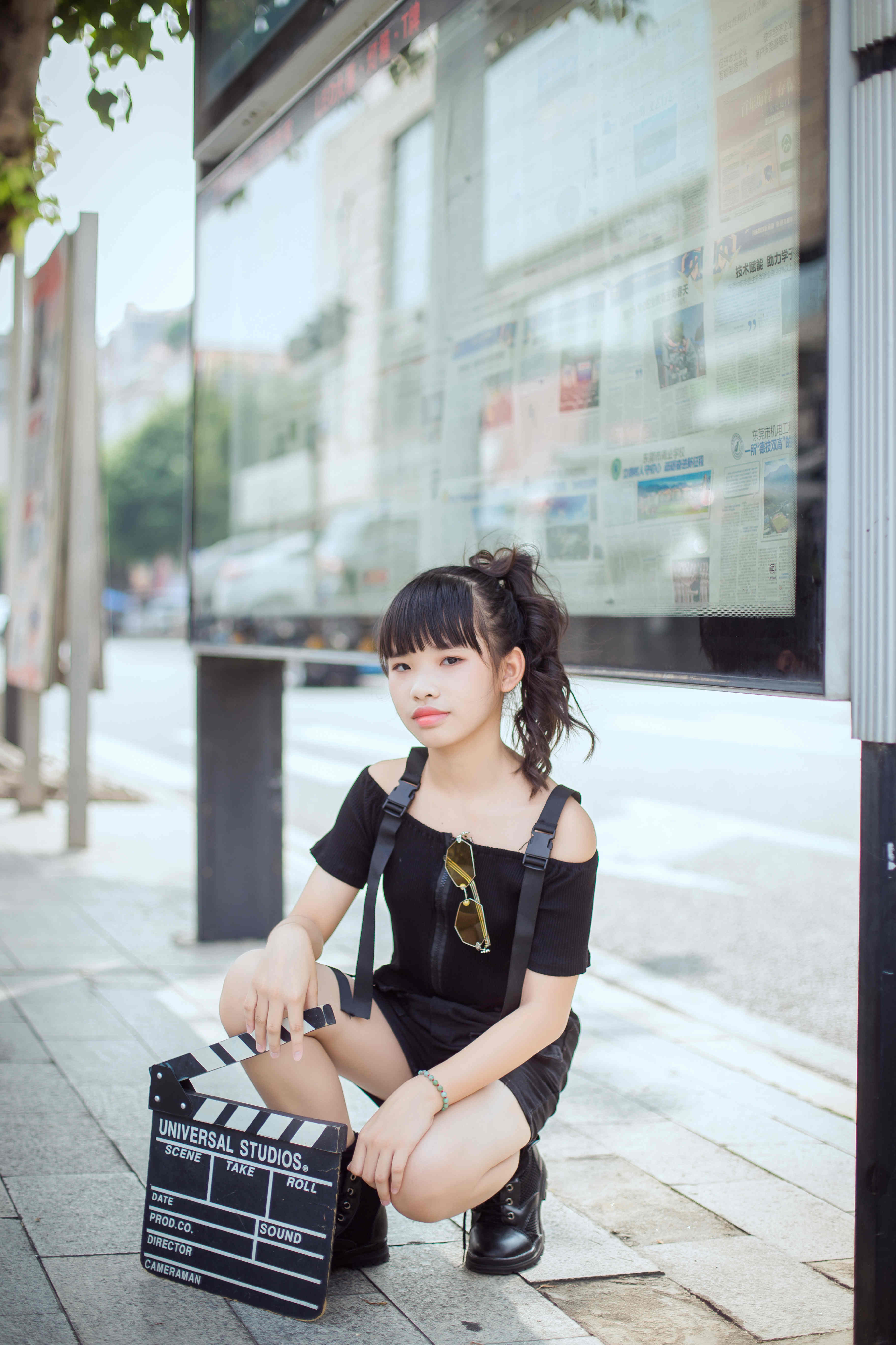 黄紫君深秋写真曝光黑色着装凸显明星范