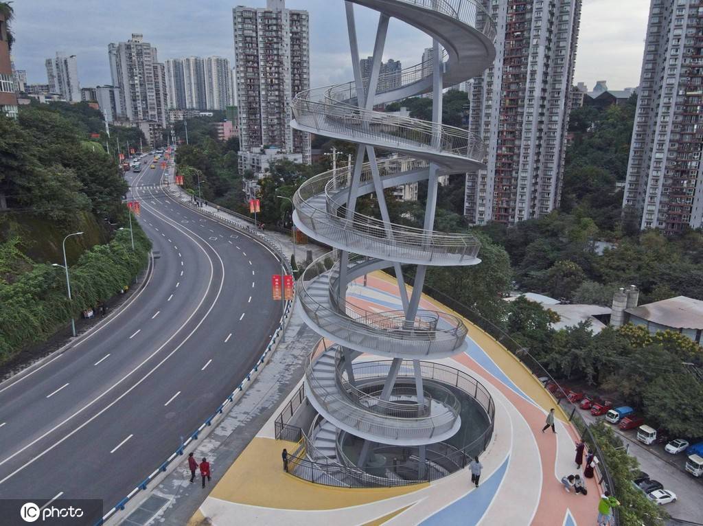 重庆现7层螺旋天梯如弹簧直冲云霄