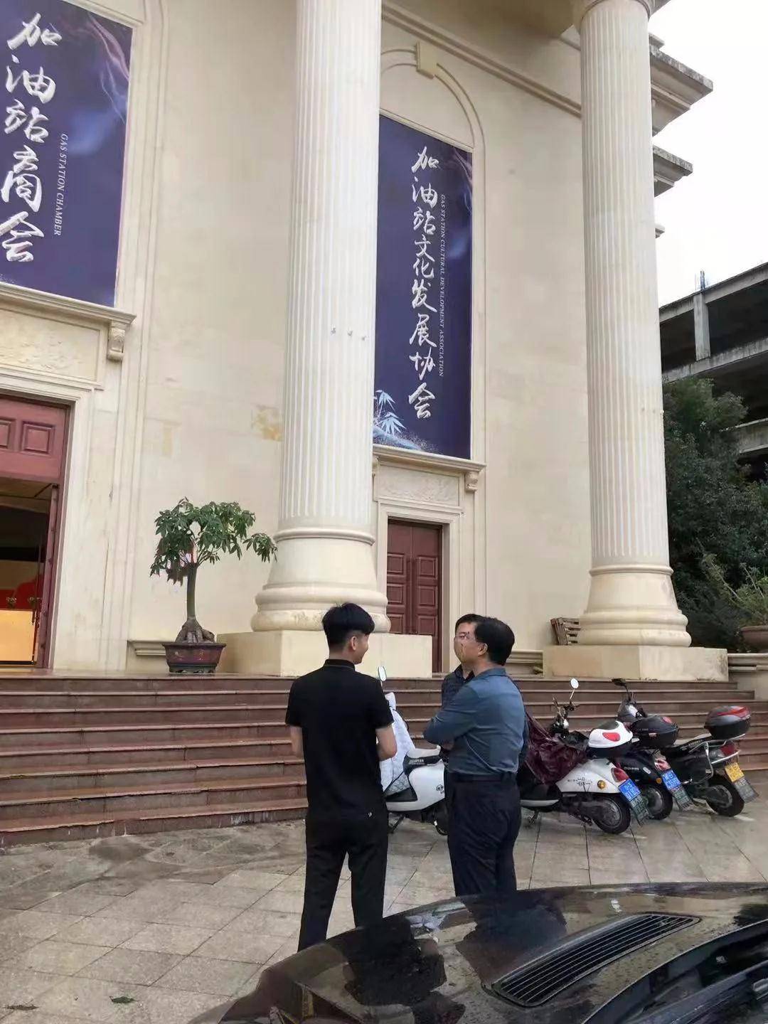 许会长带领庆云县副县长孙宝华一行人参观商会办公环境,介绍了公司的