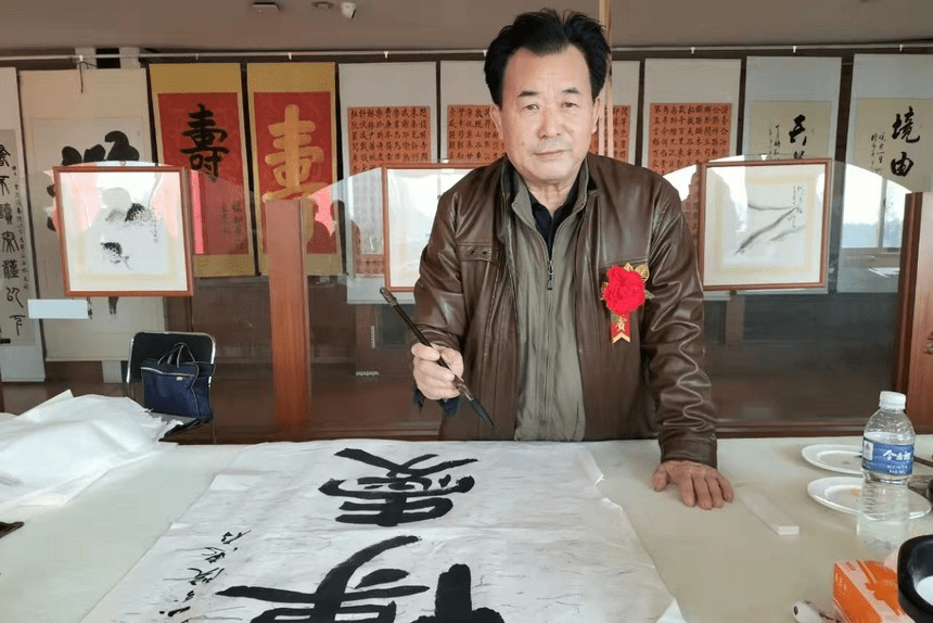 著名书法家吴梦堂老师现场创作《博爱》著名书画家张成泽老师现场创作