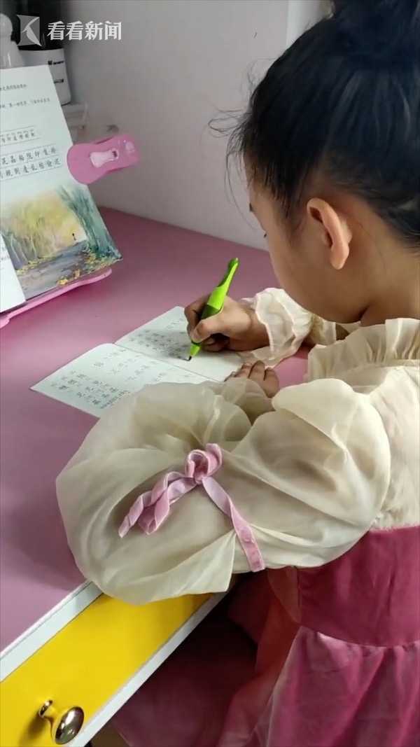 别人家的孩子女孩自学练字3年笔画工整像印刷