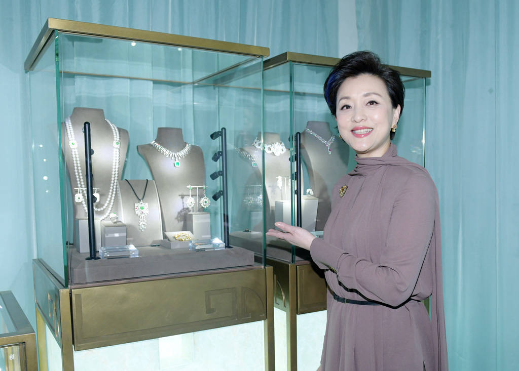 嘉德艺术周在京开幕 杨澜佩戴"复苏"系列胸针 期盼疫情早日消除_珠宝