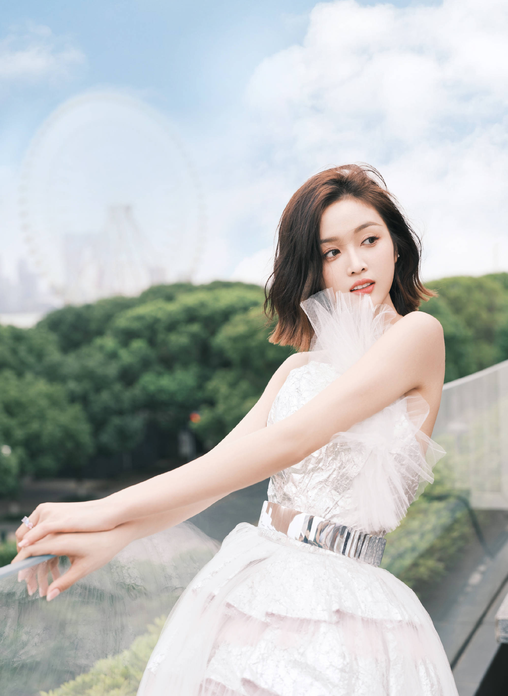 吴宣仪白色纱裙大秀美背 裙摆飘逸甜美可人