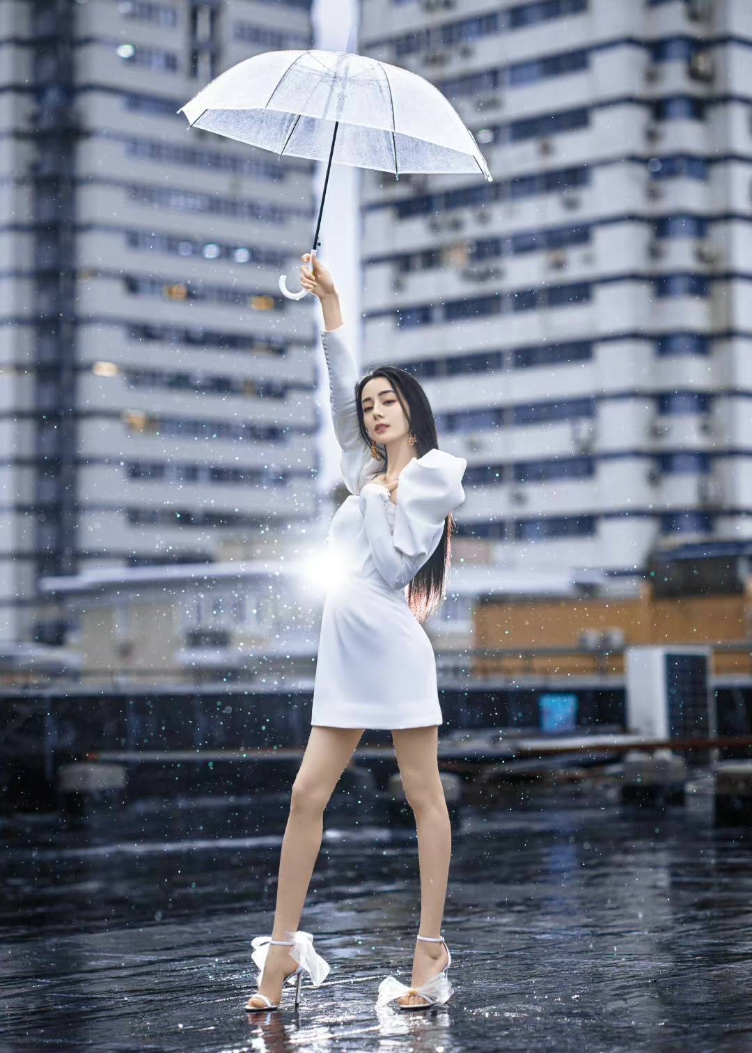原创迪丽热巴雨中撑伞氛围感大片