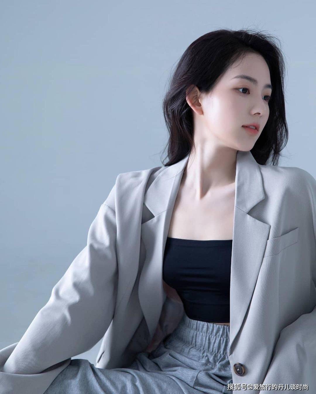 灰色 小姐姐穿衣品味真好!灰色宽松西服搭灰色高腰半身裙,高级感满满