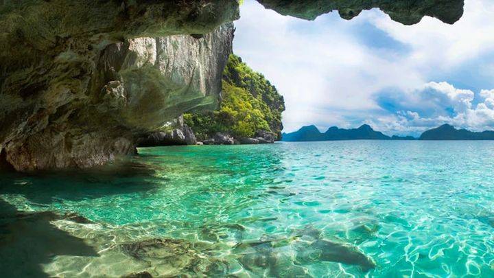 中国台湾省遥遥相对,南和西南隔苏拉威西海,巴拉巴克海峡与印度尼西亚