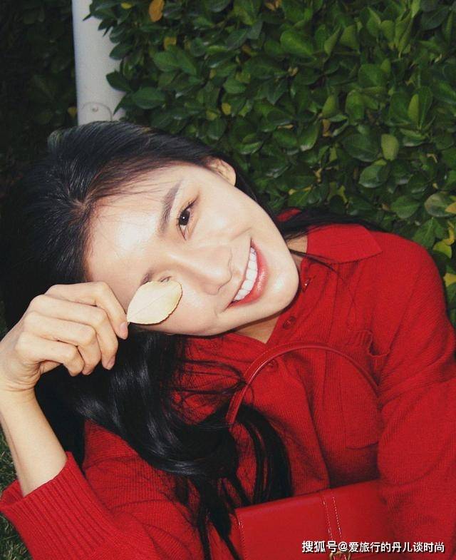 蔡卓 蔡卓宜：红色翻领毛衣搭配直筒牛仔裤，甜美可人，青春洋溢