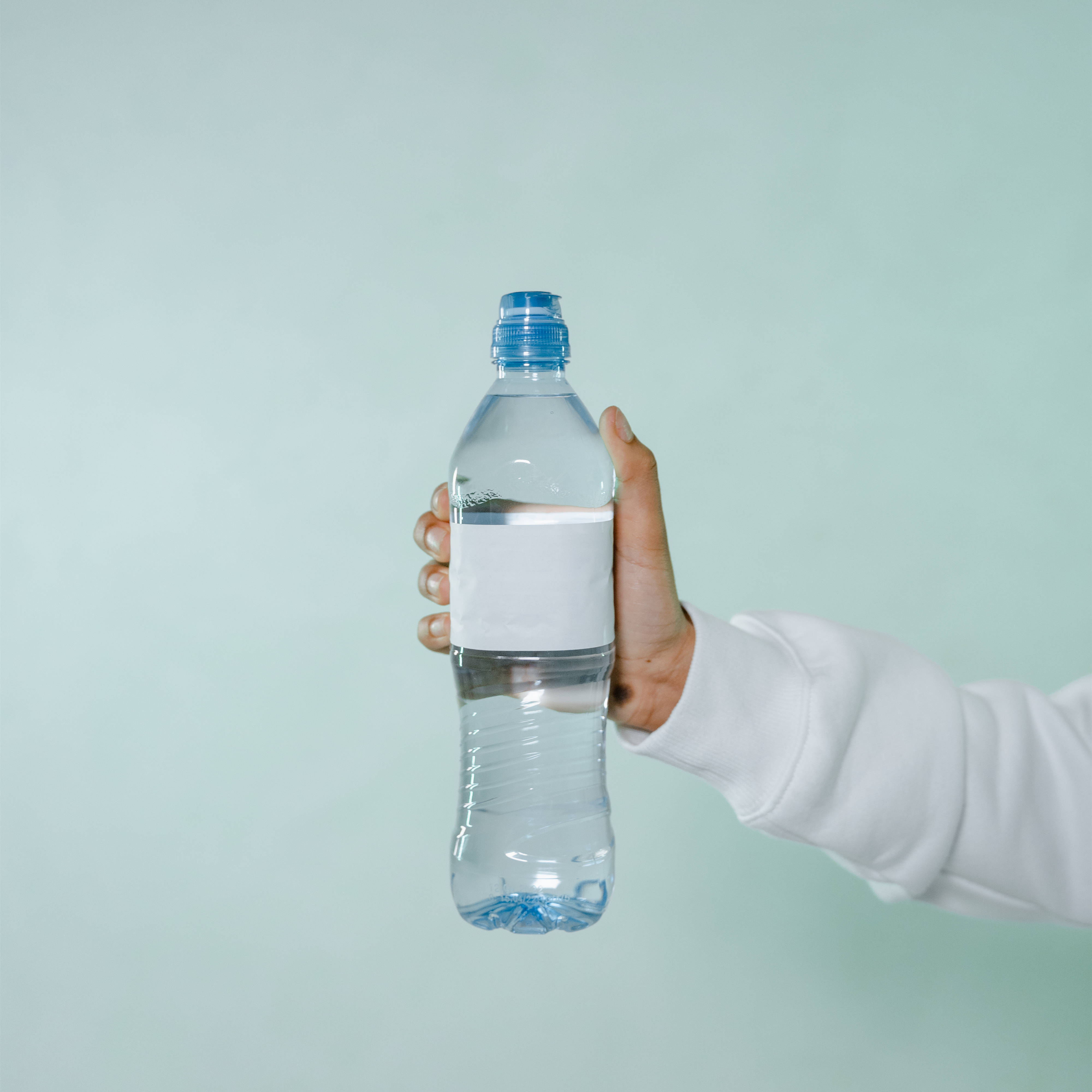 喝一口就扔,cba球员如此"奢侈",月池:矿泉水稀缺请勿浪费!