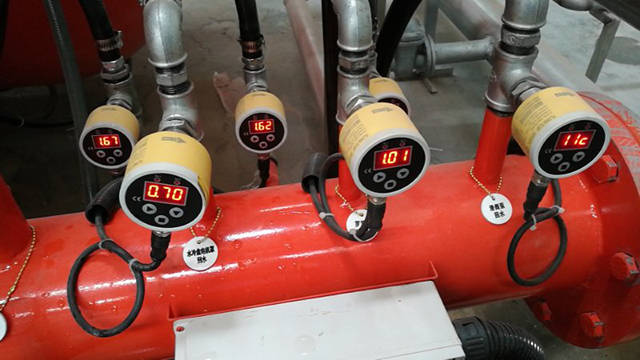 流量开关控制空调水系统的工作过程:流量开关一般安装在冷水机组冷冻