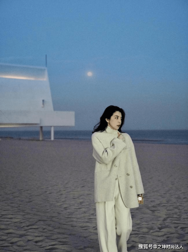 显得 一件休闲毛衣,一条牛仔裤,搭配上一顶牛仔渔夫帽,可是却显得倍儿有精神