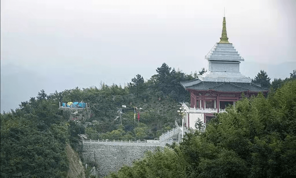 芙蓉山海拔860余米,在湖南宁乡境内算是高山了,但比起真正的高山,它