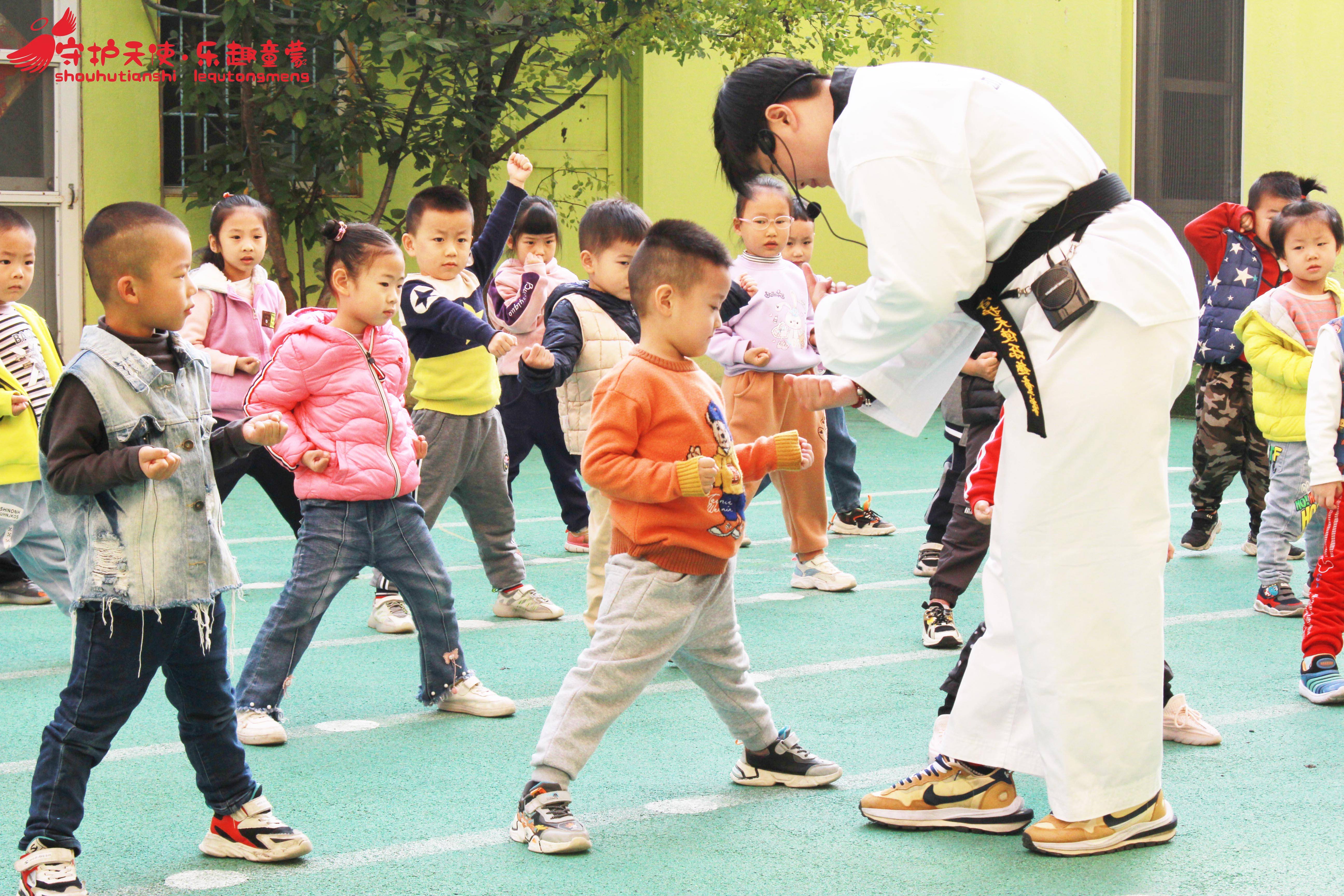 年轻教练教儿童跆拳道-蓝牛仔影像-中国原创广告影像素材