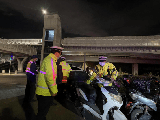 北京交警晚间设置130余处专项执法岗严查超标电动车