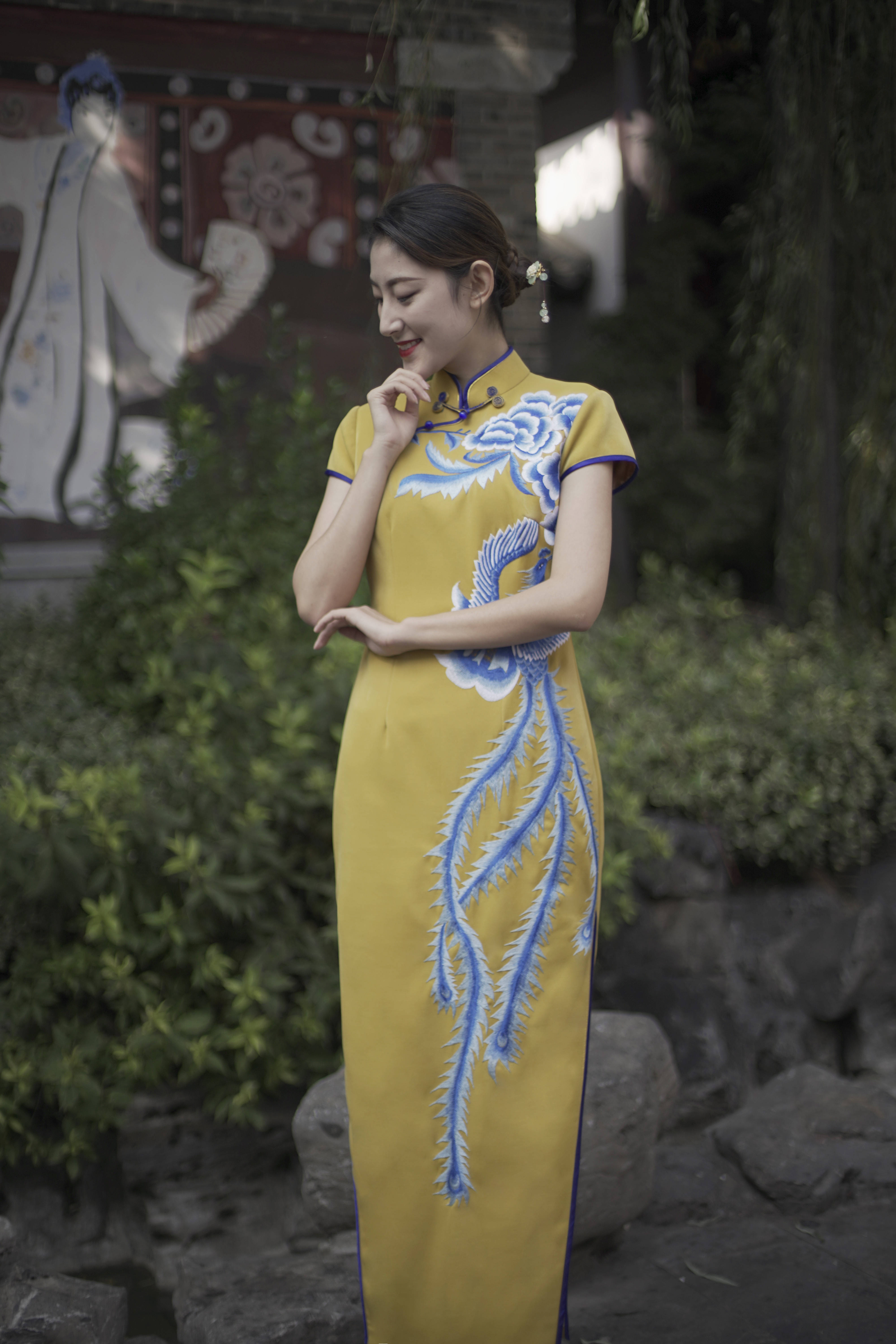 刺绣 一袭古典婉约又不失霸气的黄色旗袍，尽显女王气质