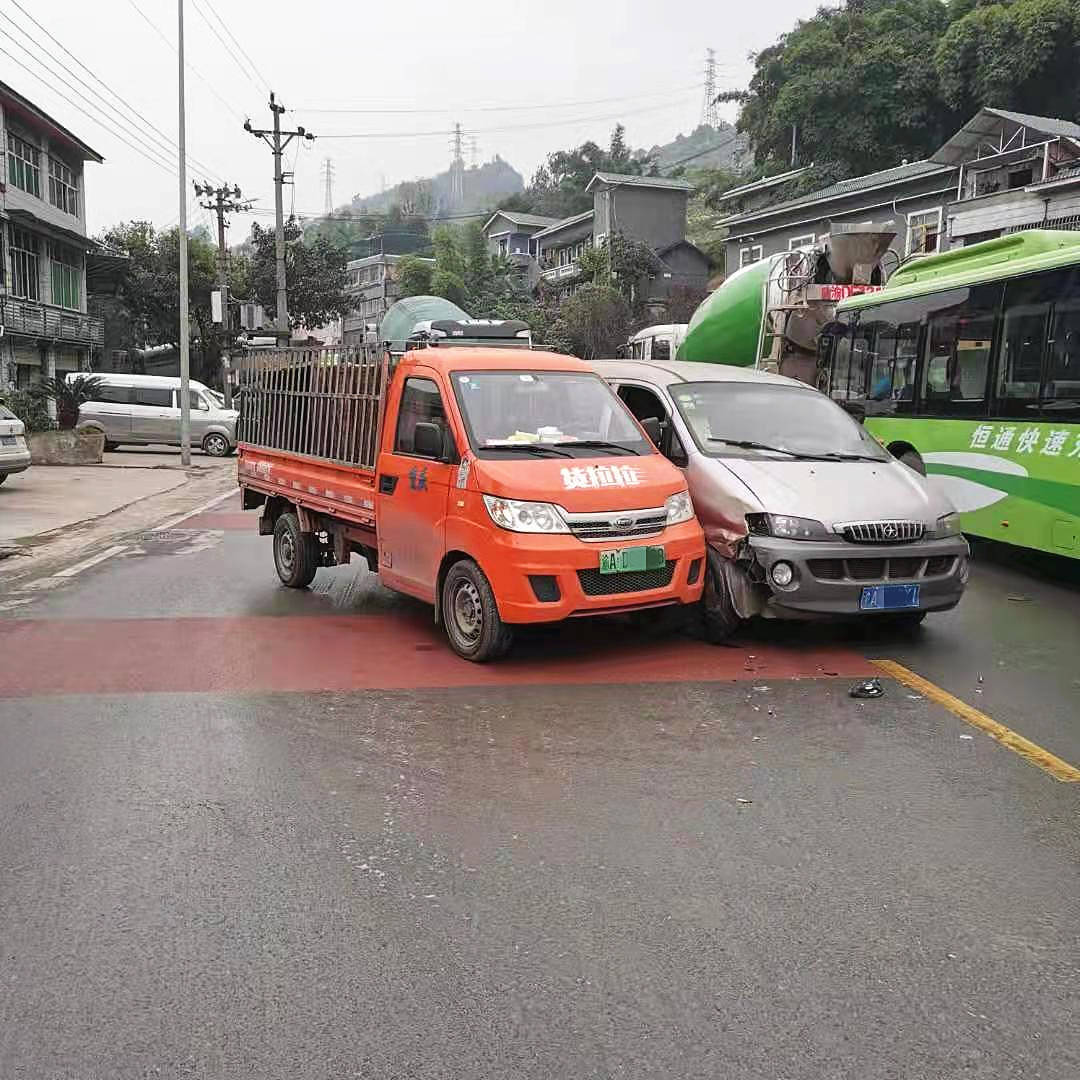 北碚区 后车企图超越前方掉头车辆 最终造成三车事故 张某 北碚区 后车企图超越前方掉头车辆 最终造成三车事故 张某