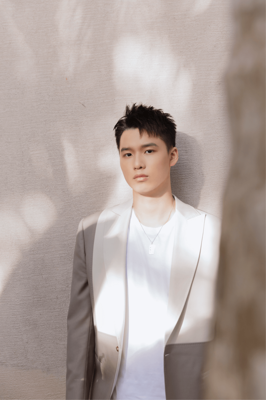 陈艾森出席gq年度人物盛典米色拼接西装尽显优雅与朝气