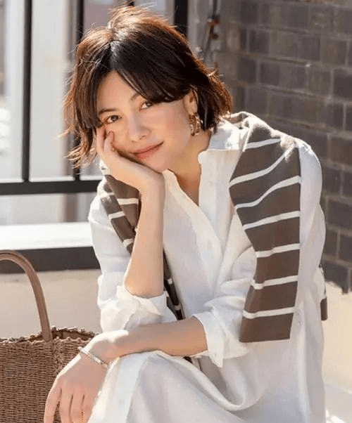 血色 冬季灰蒙蒙又阴冷,选择有色彩的连衣裙活泼