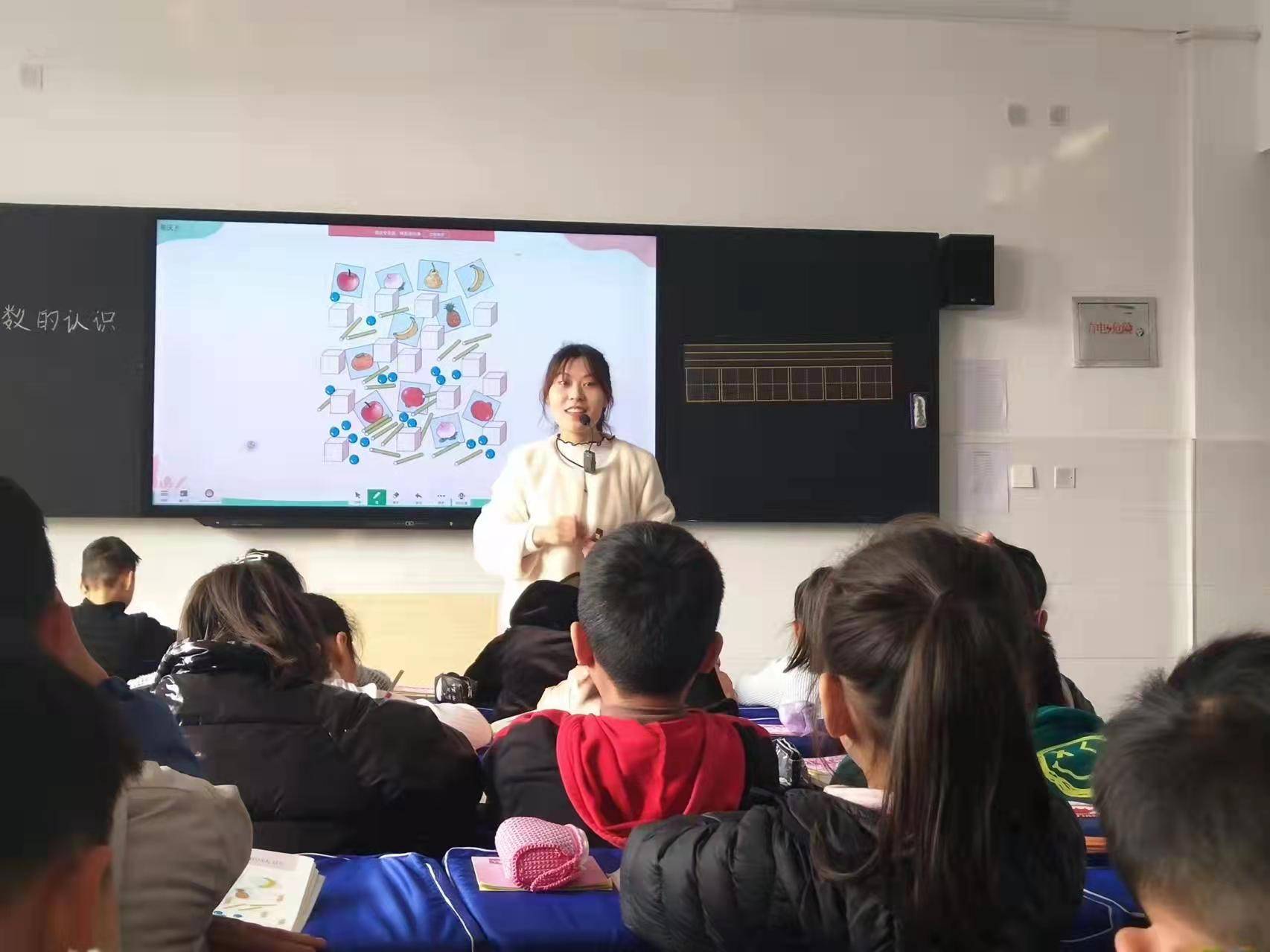 领导|听课评课 引领成长—华龙区教育局教研室检查南海路小学常规工作