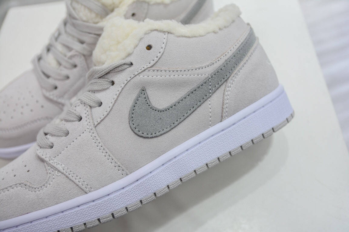 Low 乔丹一代低帮 Air Jordan 1 Low Sherpa Fleece 浅驼色麂皮运动鞋