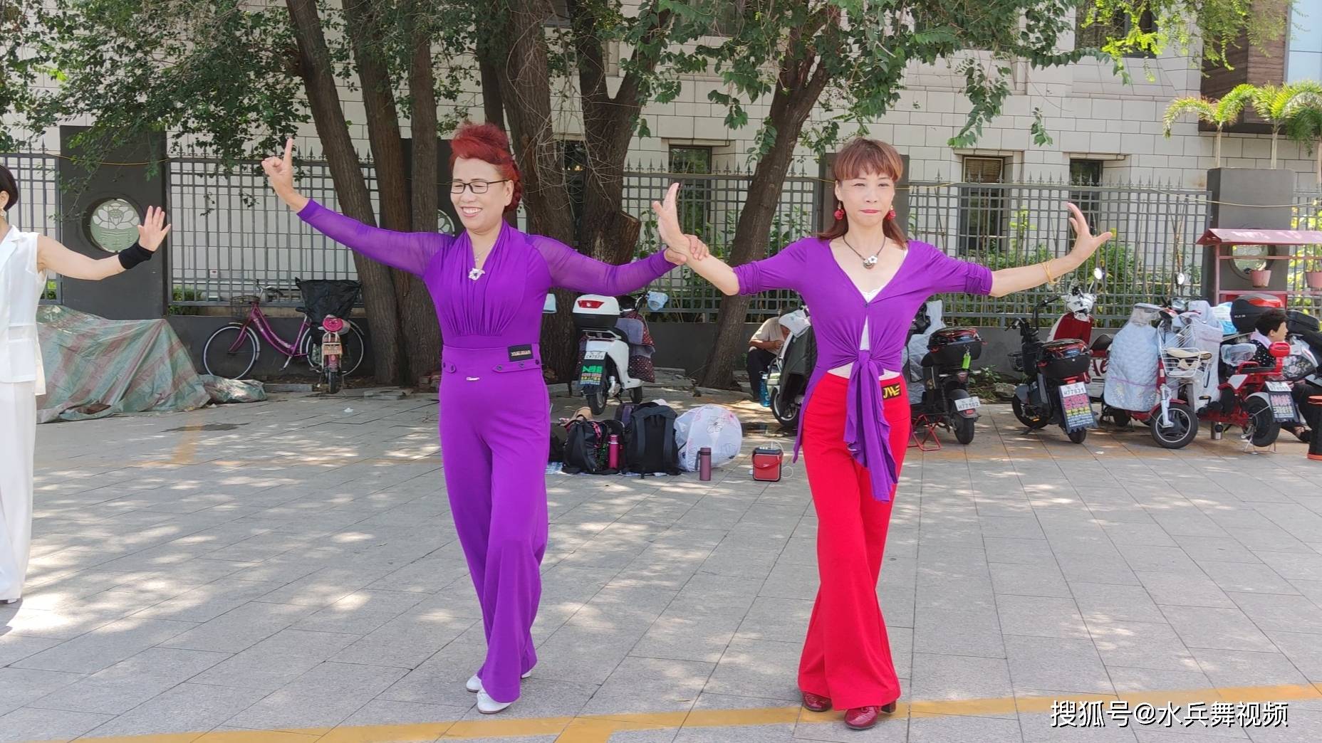 离开吉特巴《亲爱的不要离开我》服饰靓丽，舞步新颖时尚