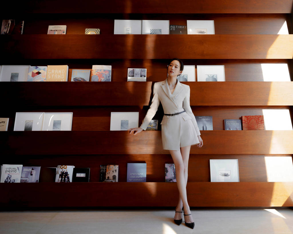 张钧甯穿西服扎马尾造型优雅美腿修长肌肤光滑