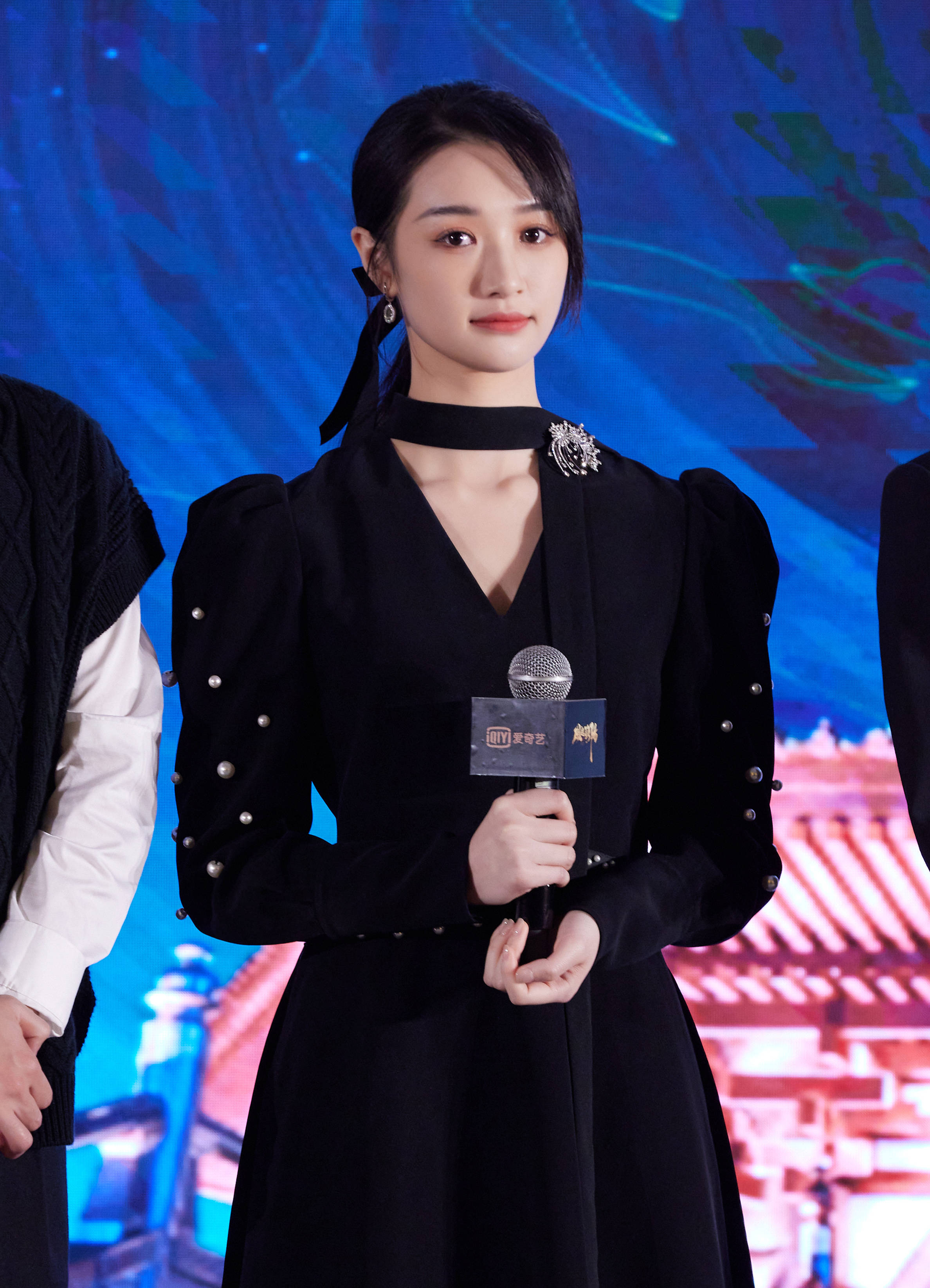 刘恩佳出席《风起洛阳》发布会现场 黑裙搭配马丁靴展现甜酷魅力