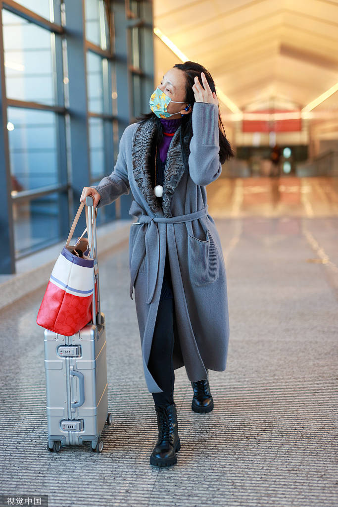 陶虹穿睡衣风大衣高级保暖 戴卡通口罩少女心不减