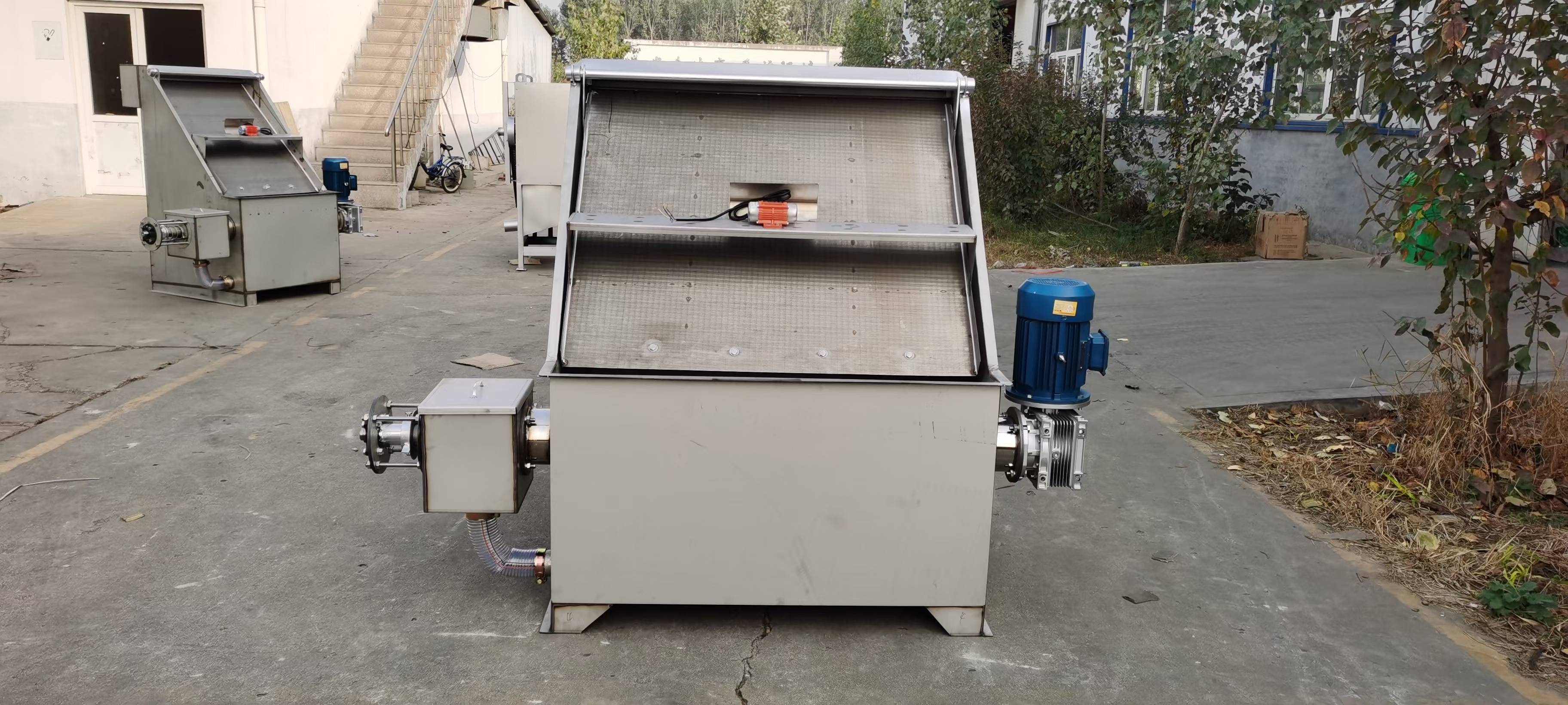 养殖场斜筛式固液分离机在生产中的用途-琪源