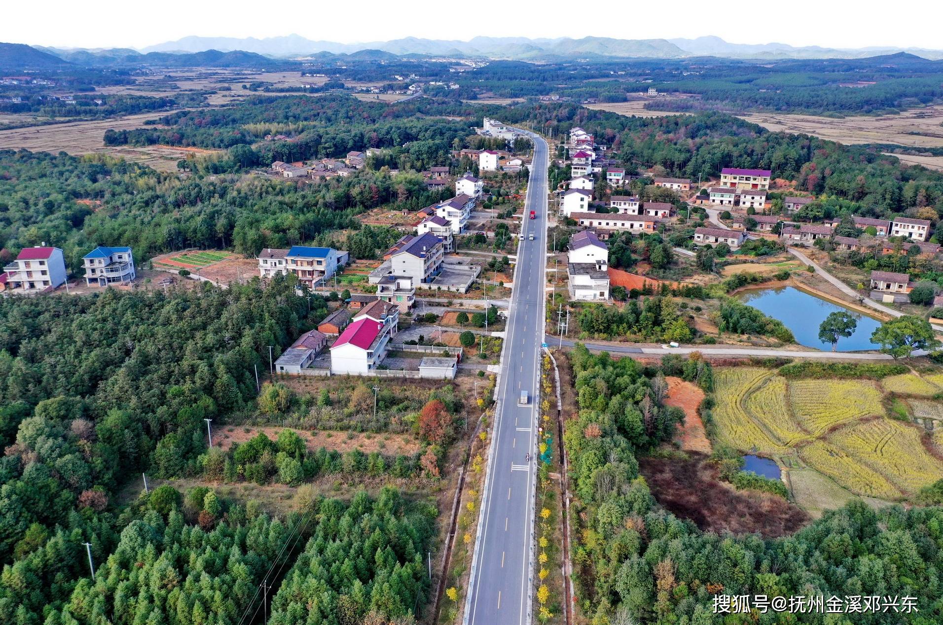 2021年11月29日,无人机拍摄下的江西省抚州市金溪县双塘镇荷溪村,公路