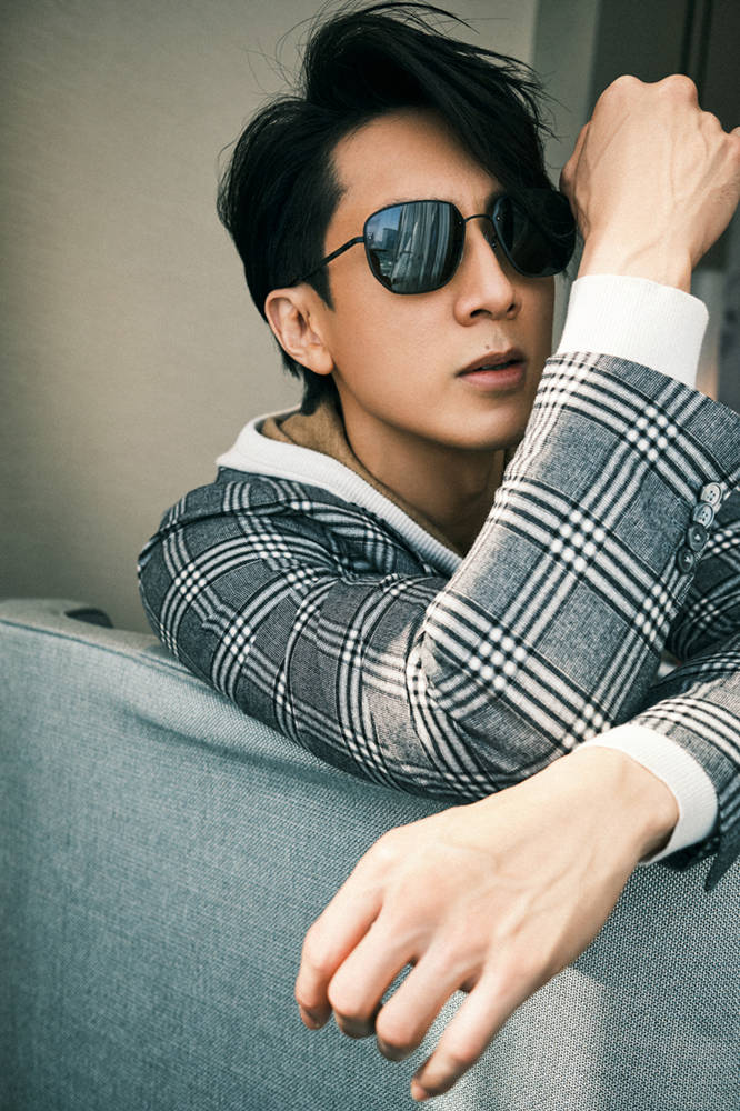 吴尊亮相某品牌快闪店格纹西装尽显绅士魅力