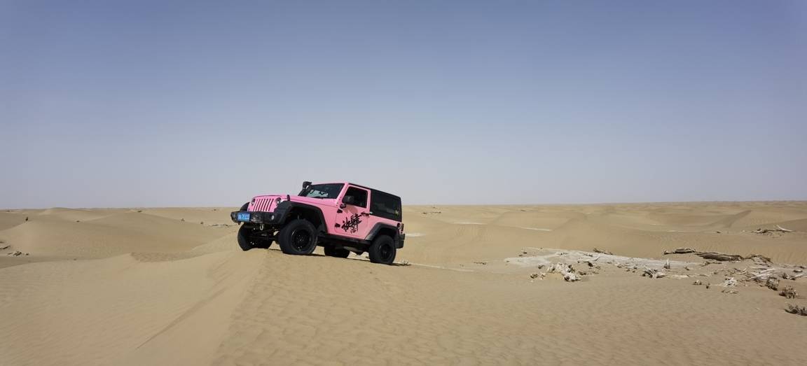 高元是世界上首位女子单人单车驾驶越野车自北向南成功穿越塔克拉玛干