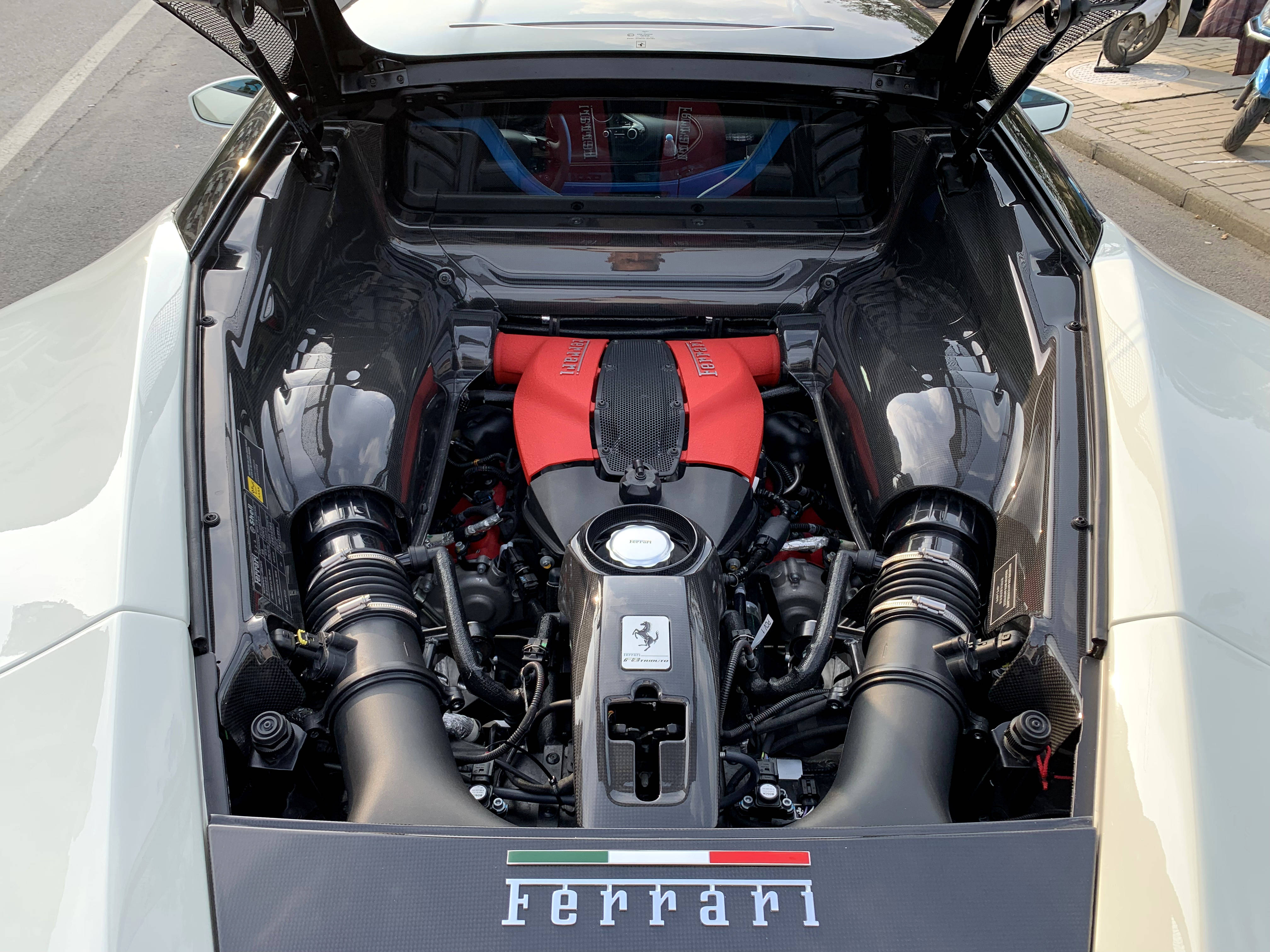 法拉利f8的发动机源自488 pista,曾被法拉利誉为近20年最好的v8发动机