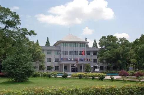 "大院文化"是北京西城的一大特色,机关大院和文教大院更是权贵与文贵