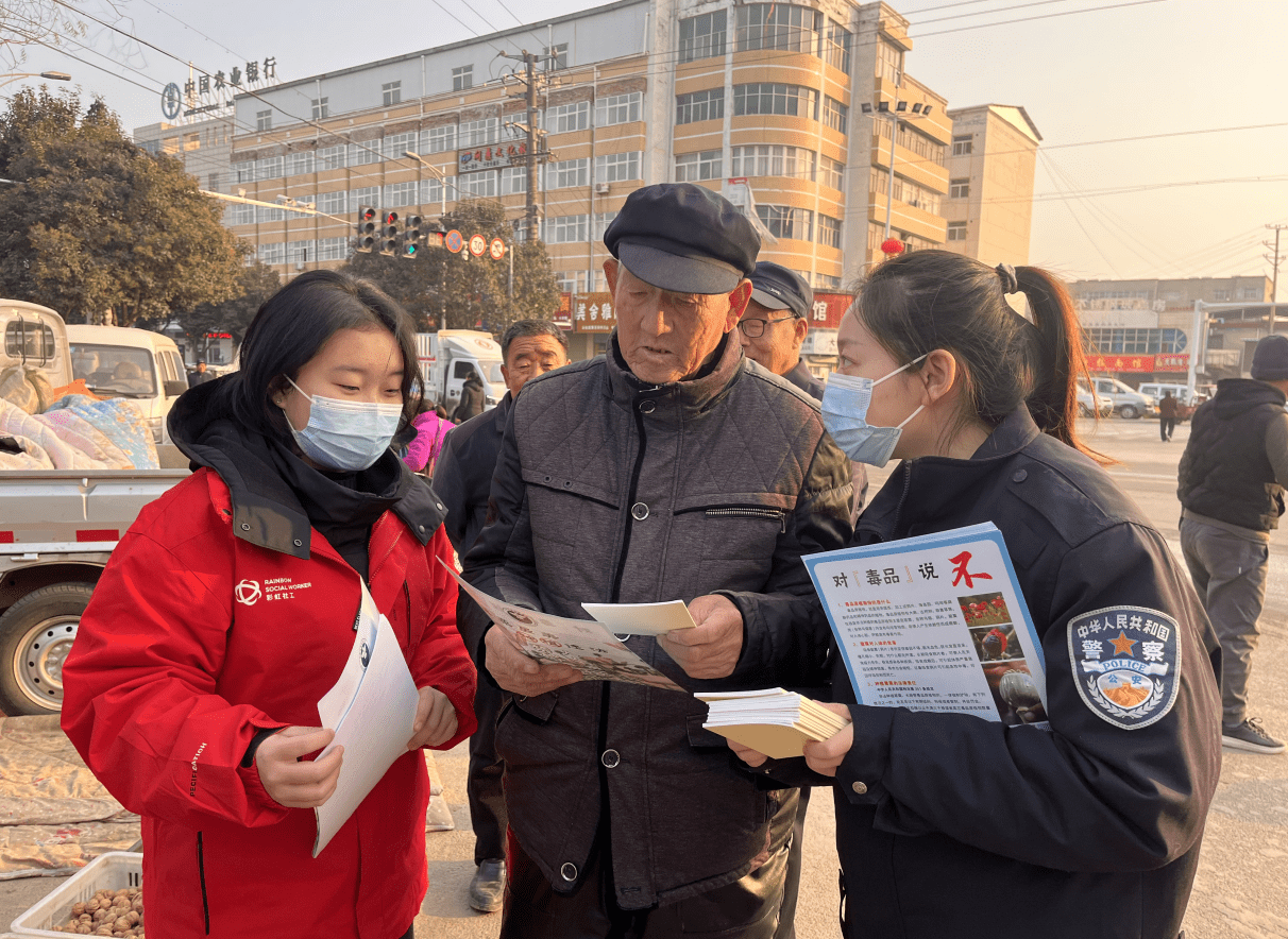 禁毒社工和社区民警向群众宣传禁毒法律法规