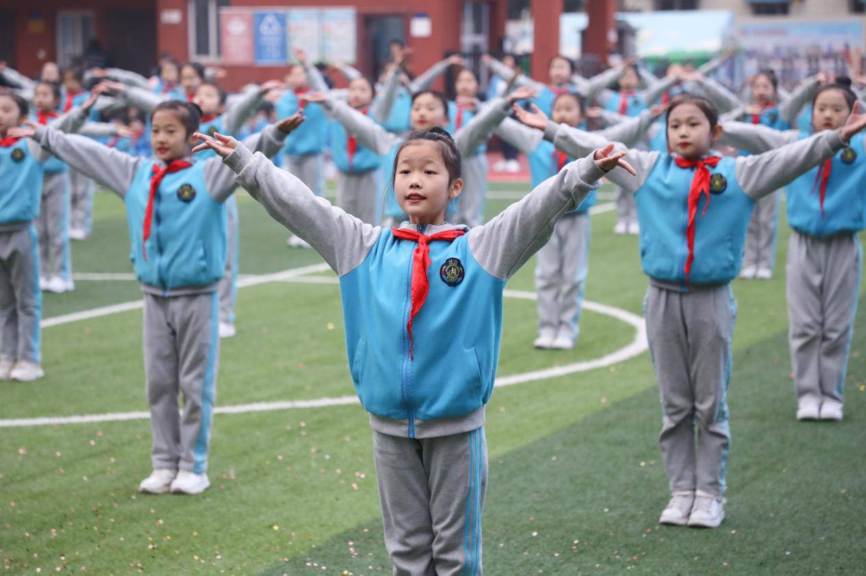 童梦冰雪助力冬奥曲江南湖小学芙蓉低段校区第一届冰雪运动会