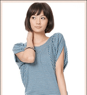 条纹 诟谇条纹衫腰间的褶皱遮蔽了水桶腰的缺陷