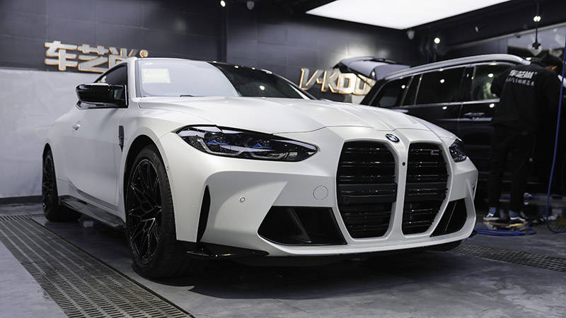 银白色的宝马m4贴哑光隐形车衣展示