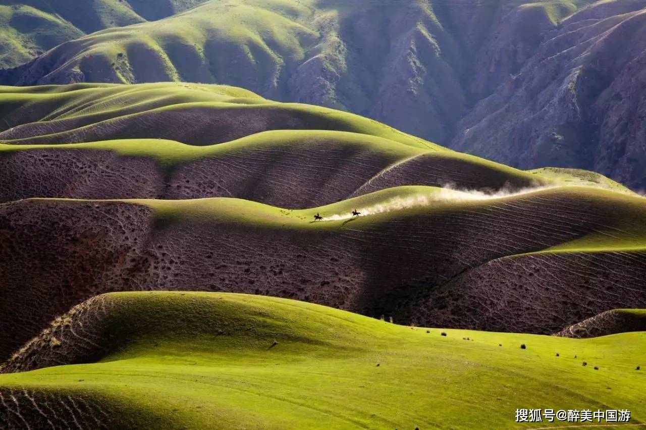 游览喀拉峻草原，丘陵式景观独特，拍照摄影胜地
