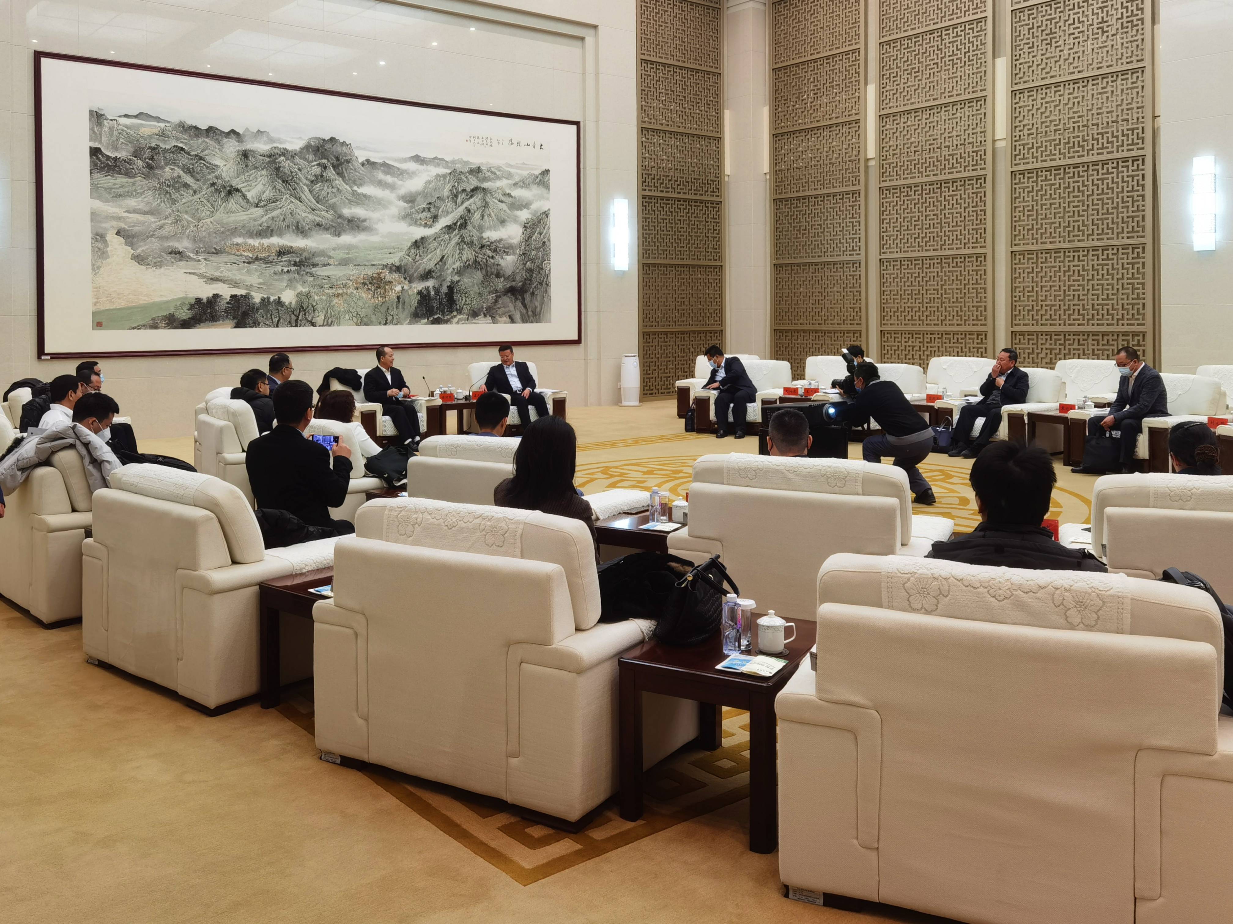 包头市委书记孟凡利会见金划算集团等正和岛优秀企业家