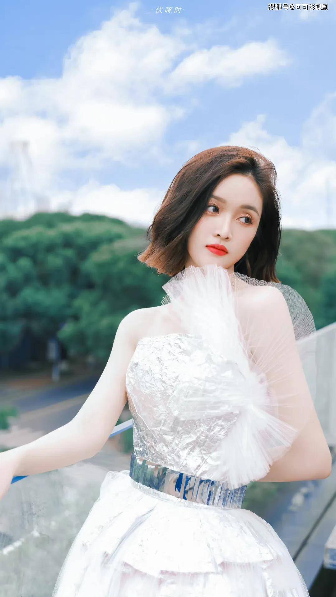 吴宣仪露肩一字裙高清写真香肩美背一览无遗