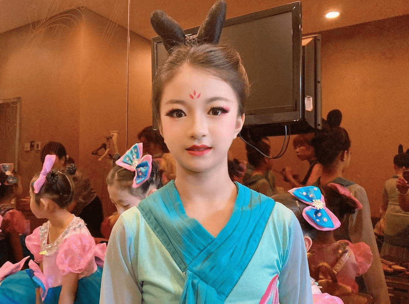 技能「兰州佳丽化妆培训」学影视化妆前途怎么样呢？