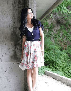 细节 高腰裙拉伸MM的身体，搭配白色手拿包，斜T型高跟凉鞋