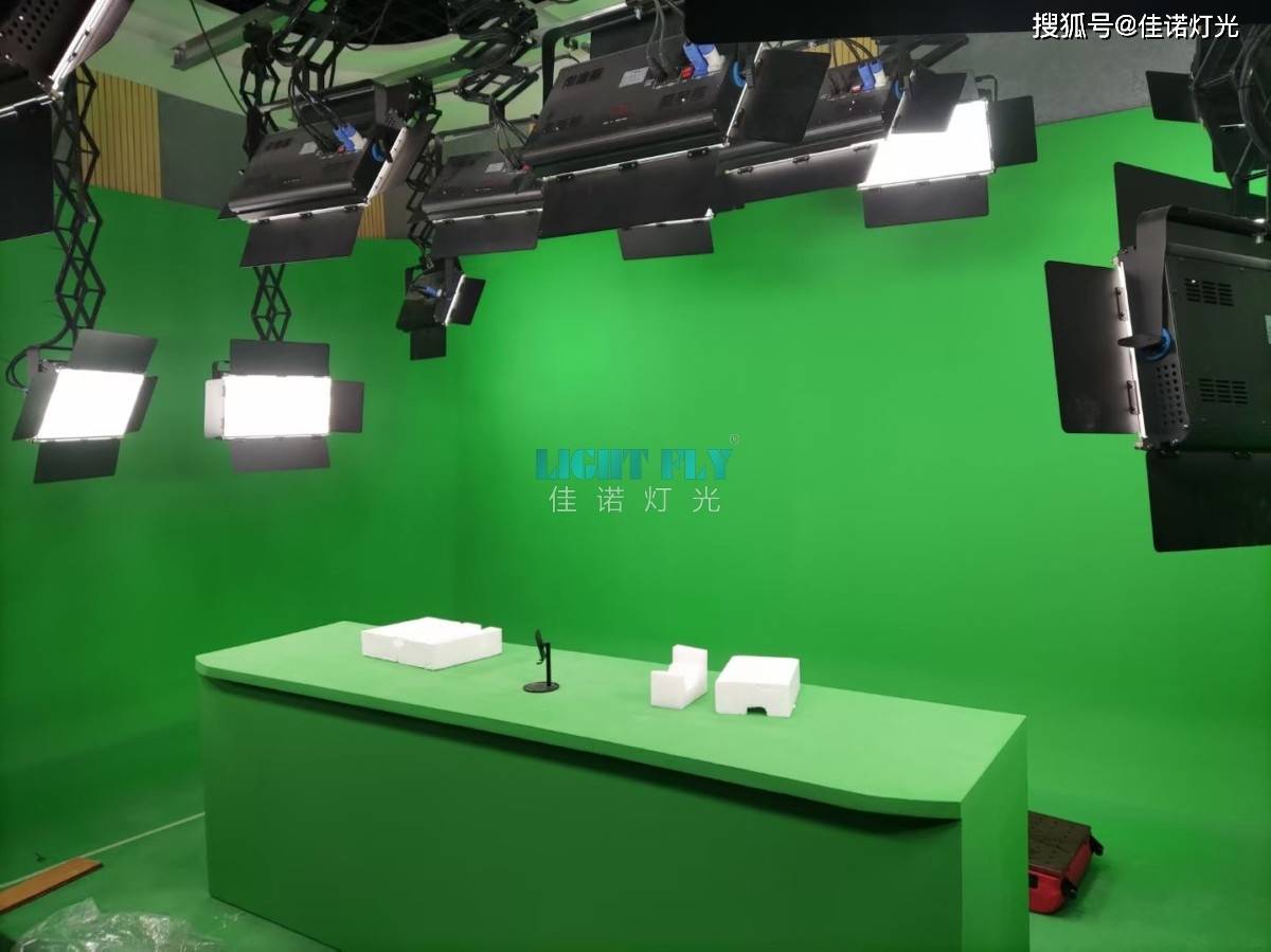 led三基色柔光灯助阵全媒体演播室会议灯光